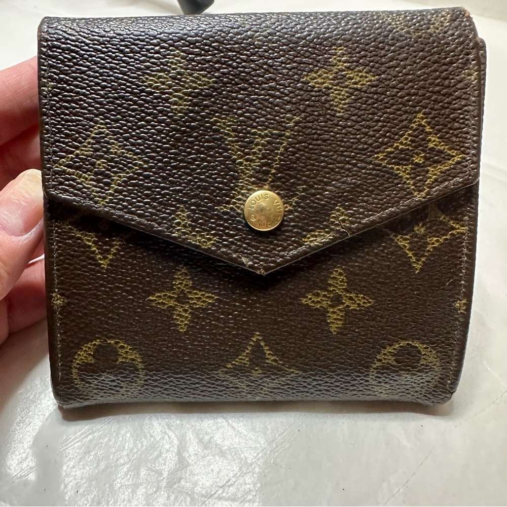 Louis Vuitton Vintage Classic Leather Monogram
Elise Trifold Snap Wallet